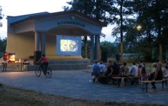 Więcej o: Kino letnie na terenie Zbierska i Stawiszyna